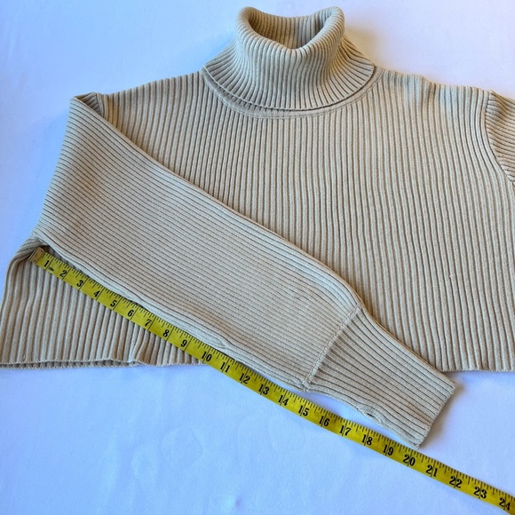 Isalis Ribbed Long Sleeve Cropped Turtleneck Sweater - Picture 7 of 11